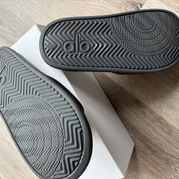 ALO Yoga Black Unisex Slide - Picture 5 of 11